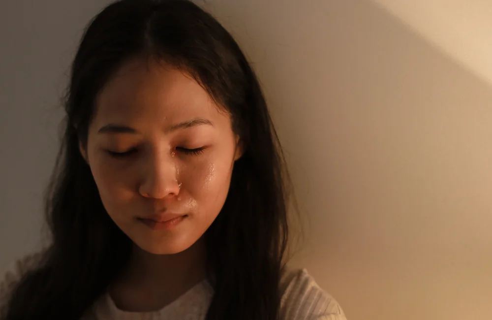 ร้องไห้ตาบวมเกิดจากอะไร มีวิธีลดบวมอย่างไรได้บ้าง